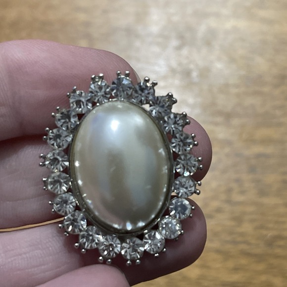 The Unbranded Brand Jewelry - Vintage Simulated Pearl And Rhinestone Pin